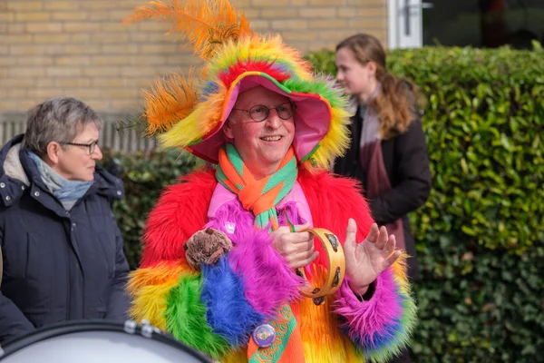 Funny dressed up and happy man in the carnival parade of Delft, — Stock Photo, Image