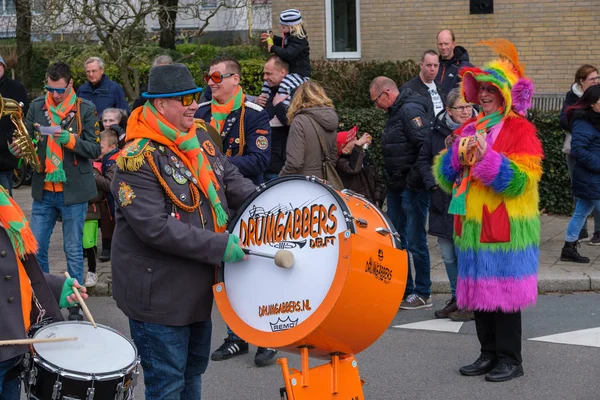 Musicians march in the colorful carnival parade through the stre — Stock Photo, Image