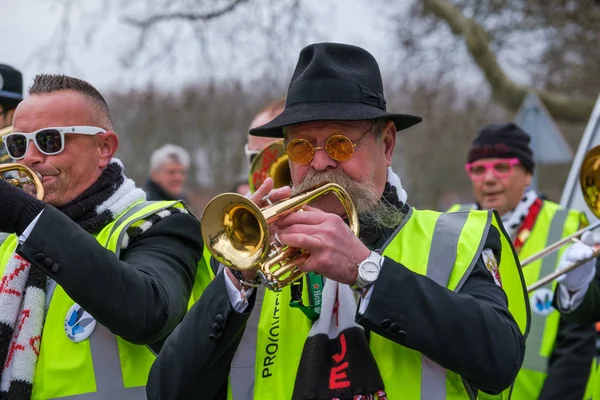 Musicians march in the colorful carnival parade through the stre — Stock Photo, Image