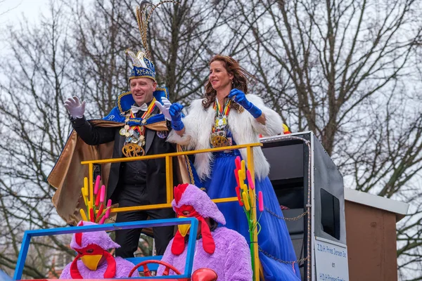 Grappig verkleed en gelukkig prins en prinses in het carnaval-pa — Stockfoto