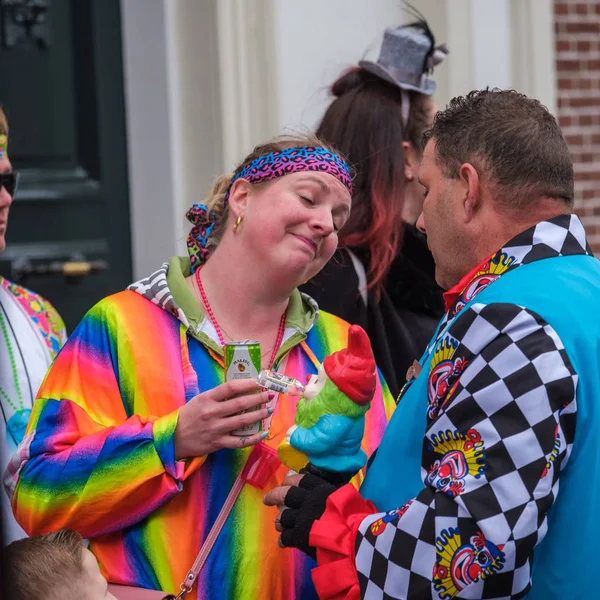 Grappige verkleed en gelukkige mensen in de carnaval parade van Delf — Stockfoto