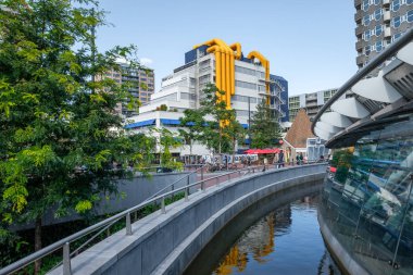 Merkez Kütüphanesi Rotterdam, Hollanda, karakteristik sarı borular ile