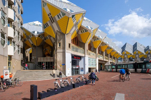 Schöne charakteristische gelbe Würfelhäuser im Zentrum von Rotterdam, Niederlande — Stockfoto