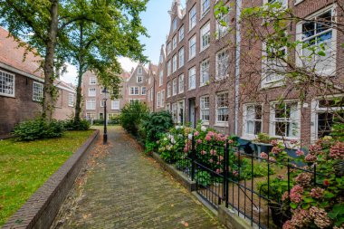 Bir görünümde ortaçağ bir iç avlu, Begijnhof, Amsterdam, Hollanda
