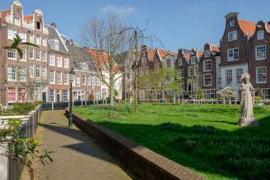 Bir görünümde ortaçağ bir iç avlu, Begijnhof, Amsterdam, Hollanda