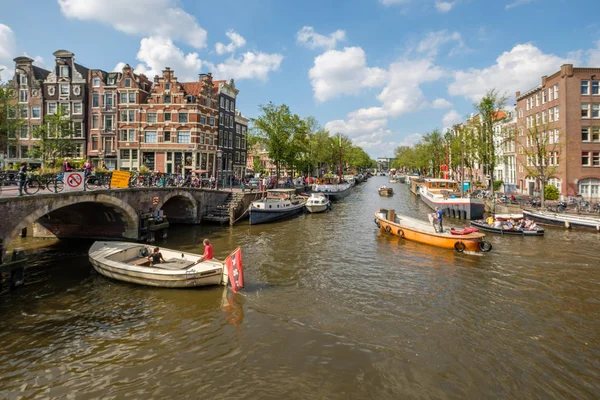 Cruzando el Prinsengracht y Brouwersgracht en Amsterda — Foto de Stock