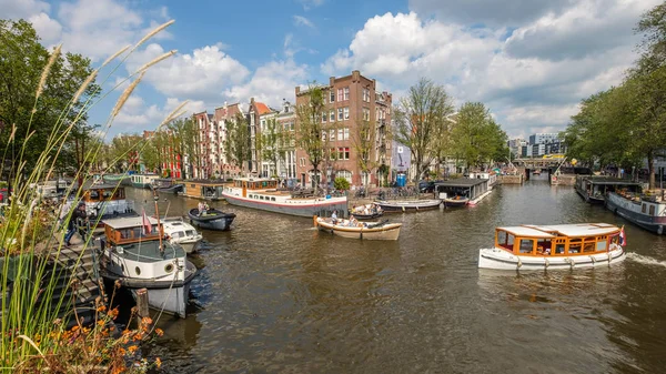Cruzando el Prinsengracht y Brouwersgracht en Amsterda — Foto de Stock