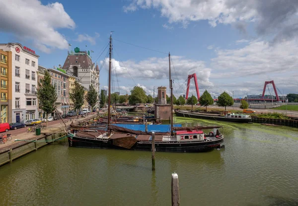 Historischer oude haven mit alten schiffen im stadtzentrum von rotterdam — Stockfoto