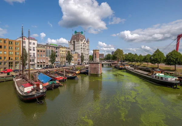 Historischer oude haven mit alten schiffen im stadtzentrum von rotterdam — Stockfoto