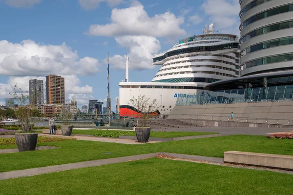 Ultramoderne cruiseschip Aidaperla is gedokt in Rotterdam aan de — Stockfoto