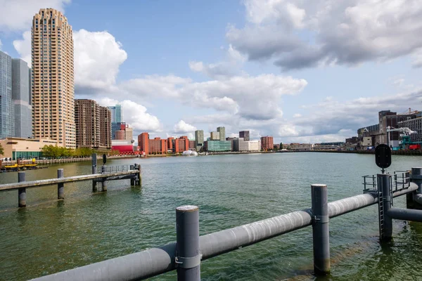 Kilátás a Kop van Zuid-a Rijnhaven-hídról Rotterdam városában. — Stock Fotó