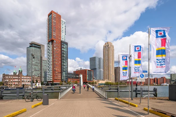 Vista da ponte Kop van Zuid e Rijnhaven em Roterdão . — Fotografia de Stock