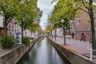 Delft 'in merkezinde güzel bir tarihi eski kanal, Hollanda