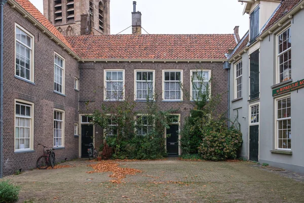 Ein kleiner schöner hof mit historischen häusern in delft, niederland — Stockfoto