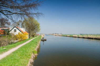 Yukarıda bir tipik Hollanda polder ve dyk mavi gökyüzü ile Panorama görünüm