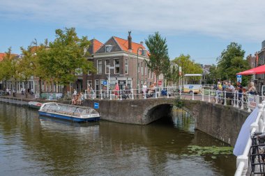 Delft, Hollanda'nın merkezinde güzel tarihi eski kanal seyreden