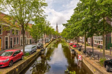 Delft merkezinde güzel bir tarihi kanal, Hollanda 