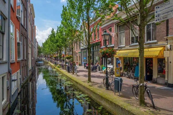 Un hermoso canal histórico antiguo en el centro de Delft, Países Bajos — Foto de Stock