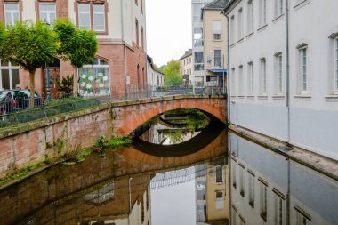 Saarburg, Almanya'da güzel yansıması ile küçük eski kemer Köprüsü