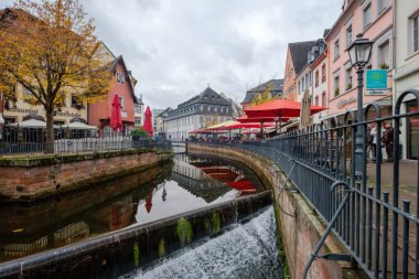 Restoran teraslar Saar Saarburg, Almanya merkezinde Nehri.