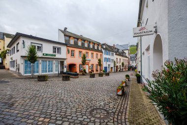Sokak cobblestones Saarburg, Almanya'nın eski şehir ile. 