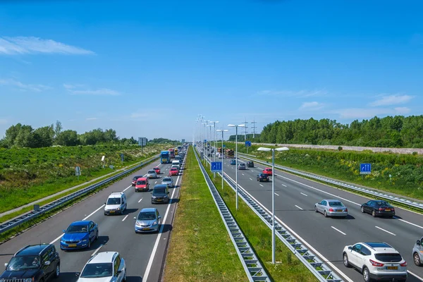 Moderne nederlandse snelweg A4, namiddag file richting Rotterdam, Nederland — Stockfoto