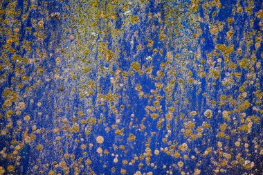 Eski bir arabanın renkli dokulu yıpranmış yüzeyi