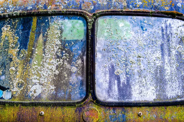 Superficie colorida texturizada erosionada de un coche viejo — Foto de Stock