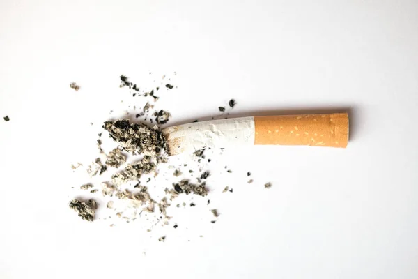 Fechar de uma única ponta de cigarro com cinzas — Fotografia de Stock