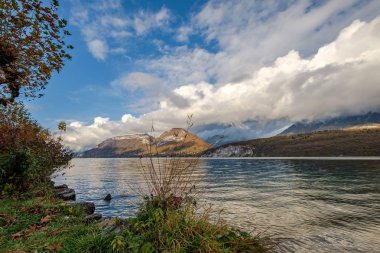 Güzel bulutların dağları ile Annecy Gölü, Fransa, görünümü 
