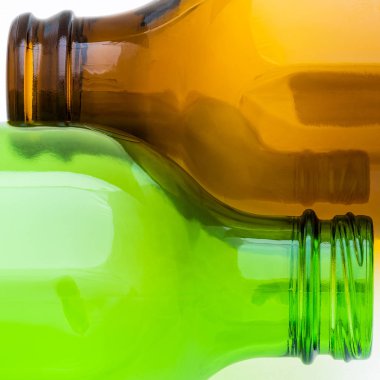 Boş kahverengi ve yeşil bira şişesi eğrileri 