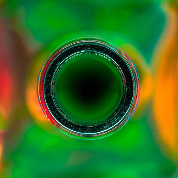 Övre vy av en tom fyrkantig grön likörflaska — Gratis stockfoto