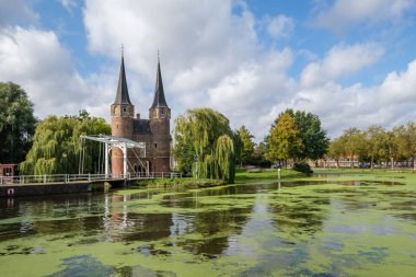 Delft, Hollanda'da tarihi Doğu Kapısı ve asma köprü. 
