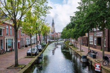 Delft şehir merkezinde tarihi kanal, Hollanda