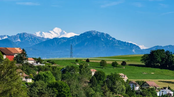 Visa på Mont Blanc från en by nära Lausanne i Schweiz — Stockfoto