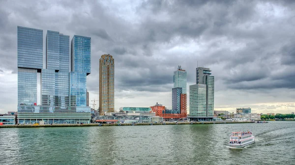 Skyline con rascacielos de Rotterdam con un barco de turismo en primer plano —  Fotos de Stock