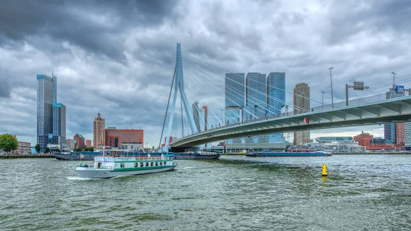 Skyline van Rotterdam met binnenschepen en een rondvaartboot onder de Erasmusbrug — Stockfoto