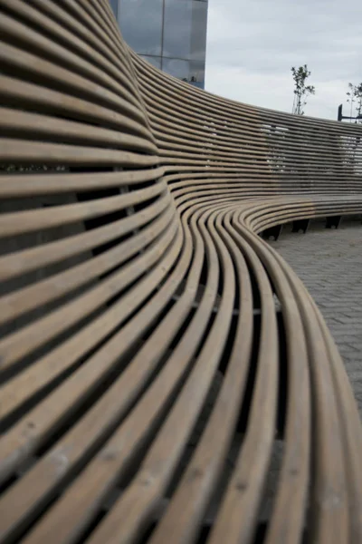 Şehirde ahşap bank