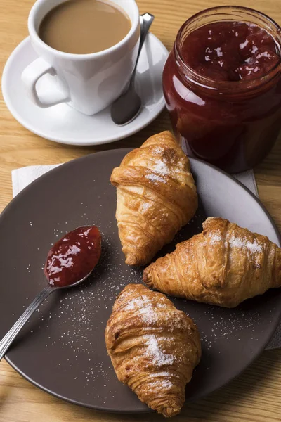 Kruvasan ve mermelade kahvaltı