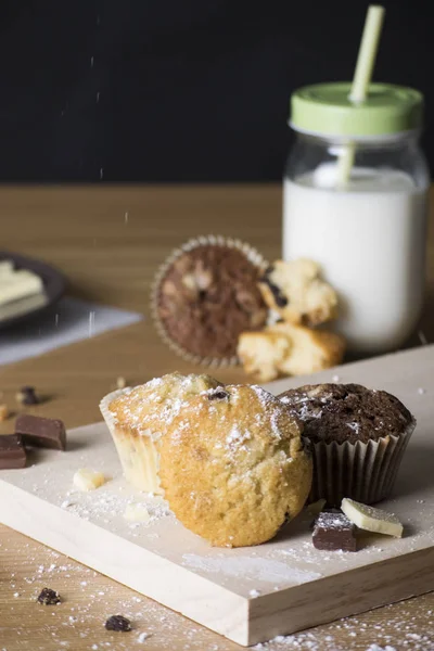 Natürmort kekler ve süt