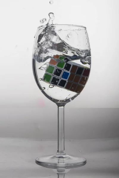 Su sıçrama sıçrama rubik küpü cam ile