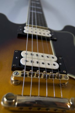 Kahverengi ve siyah rock gitar 