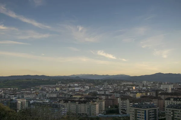 Oviedo şehir ve gökyüzü