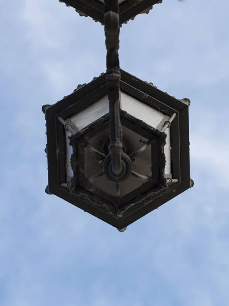 Sokak lambası aşağıdan gökyüzü ile gördüm