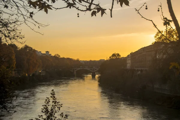 Günbatımı Nehri'nde Tevere - Roma