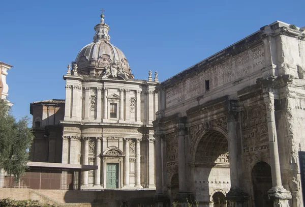 İtalyan Kilisesi ve Tito (Roma kemer)