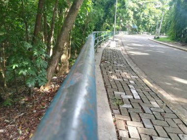 Arnavut kaldırımlı yol kenarına korkuluk