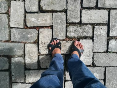 ayakları üzerinde tuğla yolu