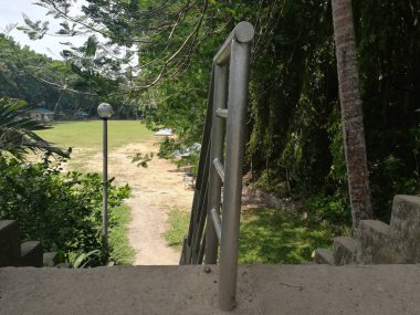 Yaz parkındaki açık hava merdivenlerinin gündüz çekimi