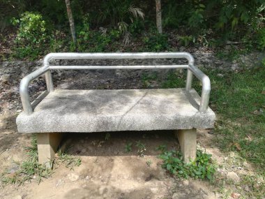 Parktaki taş bankın gündüz çekimi